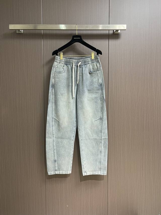 Bv 弯刀复古水洗蓝色直筒牛仔裤，解锁时尚新态度，就看这条弯刀蓝牛仔裤！它以100％纯棉面料打造，舒适亲肤，透气又耐磨。宽松的版型，自带随性不羁的气质，完美包容
