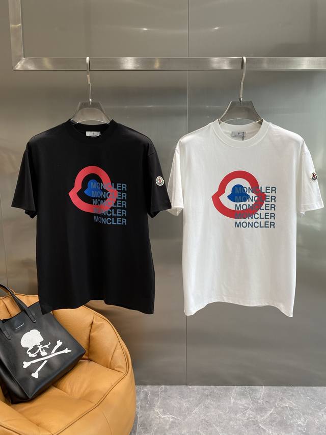 蒙家 Moncler T恤经典，胸前红蓝配色的大Logo和重复的品牌字母，设计感满满，个性又醒目 宽松版型S-Xxxl 隔天