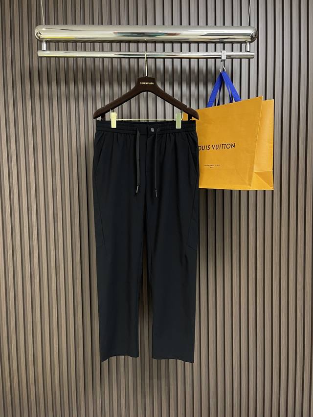 Ermenegildo Zegna 杰尼亚早春新品休闲裤，休闲裤作为随时随地男人都能穿搭的时尚单品，简洁的设计配合高档面料，细节点缀，立体剪裁，手感顺滑光泽度高