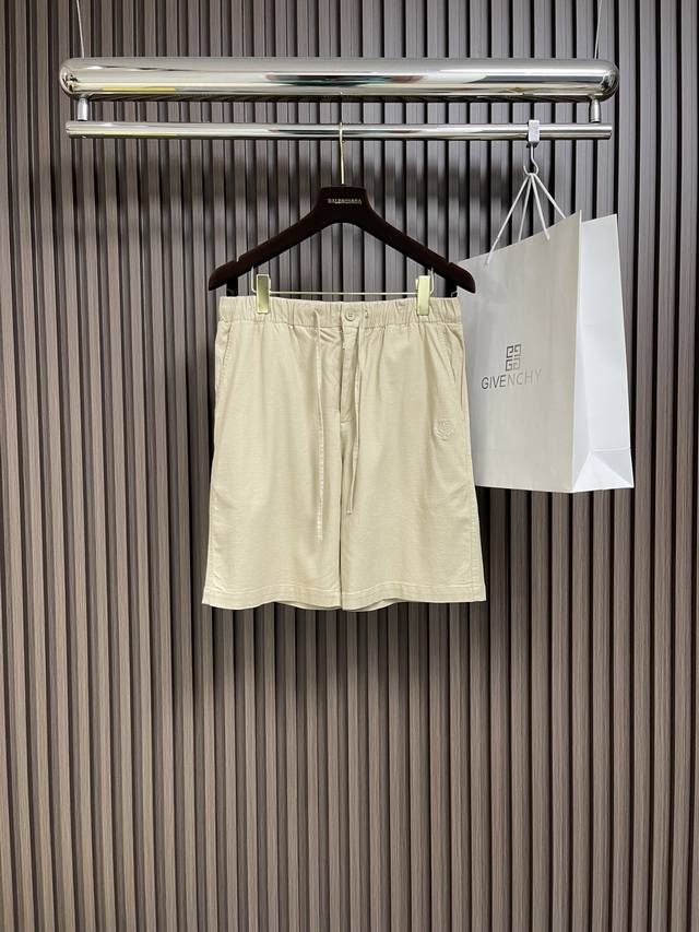 Loro piana 2025Ss早春新款休闲短裤！定制棉麻面料透气舒适度高，细节无可挑剔，品牌元素设计理念，体现高品质。手感细腻柔软！呈现休闲裁剪，上身版型超