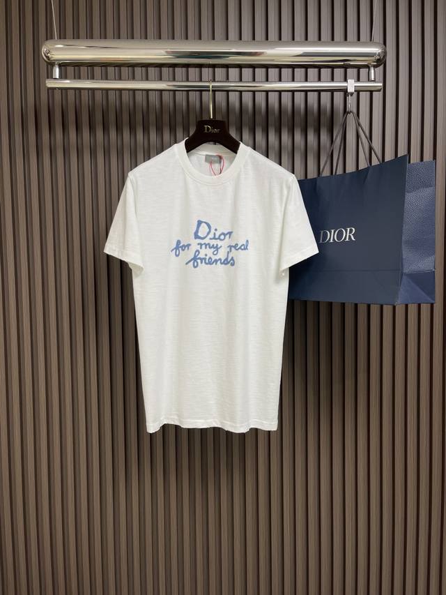 Dior 朋友字母刺绣短袖T恤，采用纯棉12S精棉平纹，310G；搭配21支双纱螺纹，420G。通过平纹组织方式交织而成的面料，纱线屈曲点也多，使得织物具有较好