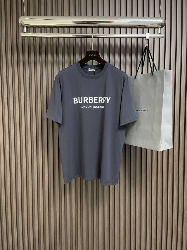 Burberry 2025Ss春夏新款墨蓝字母经典圆领短袖T恤，深邃墨蓝铺陈低调气场，此款短袖以简约轮廓勾勒百搭哲学。前胸 Burberry London En