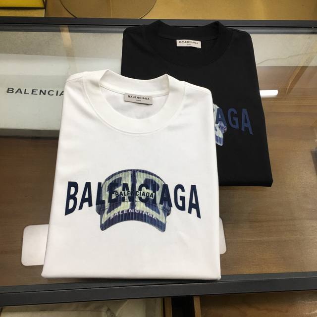 新品潮牌 Blca... 2025新款潮牌短袖T恤 版型微阔 意大利时尚界的宠儿！ 男士短袖！材质用料讲究的同时 整体的设计颇具时尚感 今天推荐他家百搭经典款