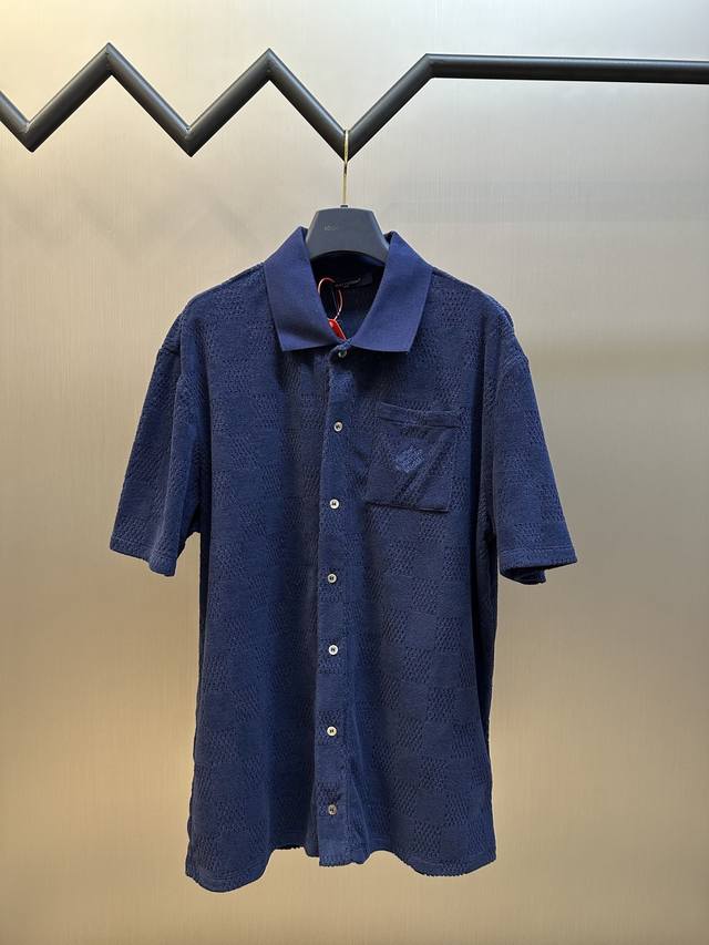 Lv Damier 刺绣毛圈布衬衫 定制定染云绒毛巾卫衣纱，全幅描绘 Damier 提花图案，将Marque L.Vuitton Deposse 标识融入Dam