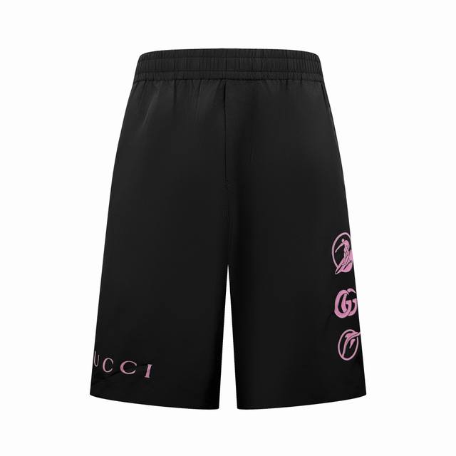 Gucci 标识撞色短裤 定制经纬弹塑缎 清爽透气 舒适贴肤 以其深邃而经典的黑色为基底 亮粉图案的精美点缀 色彩鲜艳且富有层次感 Gucci的经典标识跃然于短