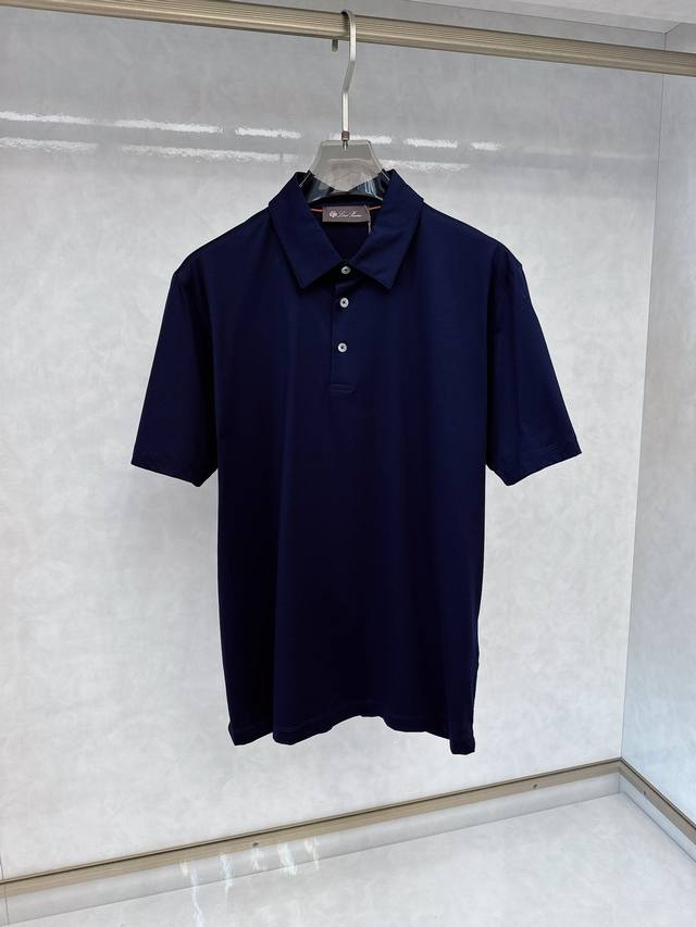 L p2540男士标识短袖polo衫，商务休闲翻领polo恤.该款polo衫采用丝光双面棉质珠地面料制成，隽永设计可跨越时尚潮流。经典款型，两侧开叉设计 让整体