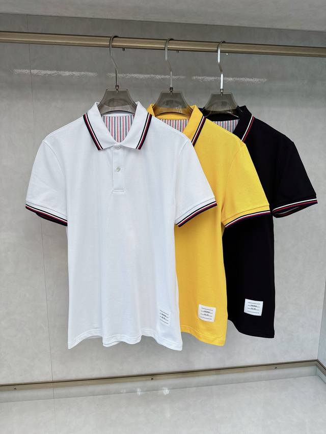 Tb 2025男士标识短袖polo衫，商务休闲翻领polo恤.该款polo衫采用丝光双面棉质珠地面料制成，隽永设计可跨越时尚潮流。经典款型，两侧开叉设计 让整体