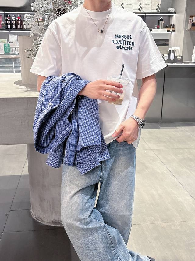 Lv 2025Ss春夏新款棉质圆领短袖T恤 胸前重工刺绣标识 顶级丝光棉面料定制 标准版型 黑 白 两色 男女同款 码数：S M L Xl Xxl