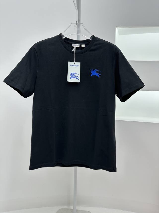 0405D Bur巴*莉 春夏 经典款 Daniel Lee任职第一季作品 圆领短袖T恤衫 经典圆领款式 Ekd马术骑士徽章刺绣点缀 合体的剪裁 针织领部微微贴