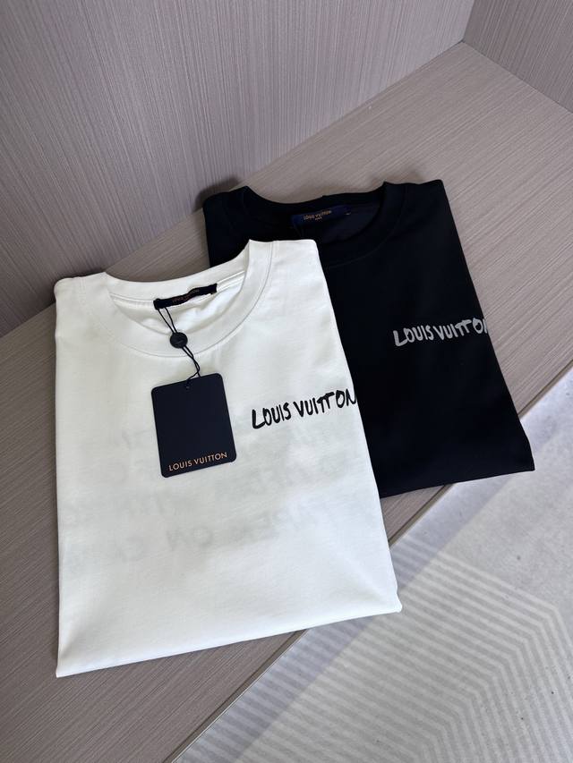 Lv驴牌25Ss春夏新款平纹针织棉布圆领短Tee，男女同款反光涂鸦标识宽松休闲短袖T恤衫！V家新款T恤以其卓越的面料、独特的设计以及精湛的工艺，成为了时尚界的一