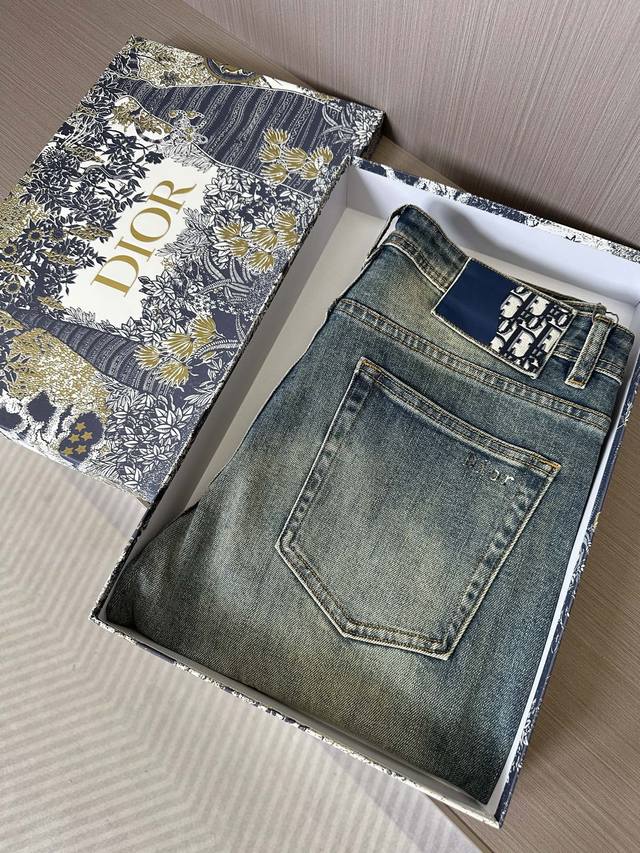 Dior25Ss春夏新款时尚复古水洗怀旧牛仔裤，领先官网发售！可预测性的爆卖单品，以面料和工艺为主导的一款牛仔裤，摒弃了以往的风格与基调，走了极简的路线，非常纯