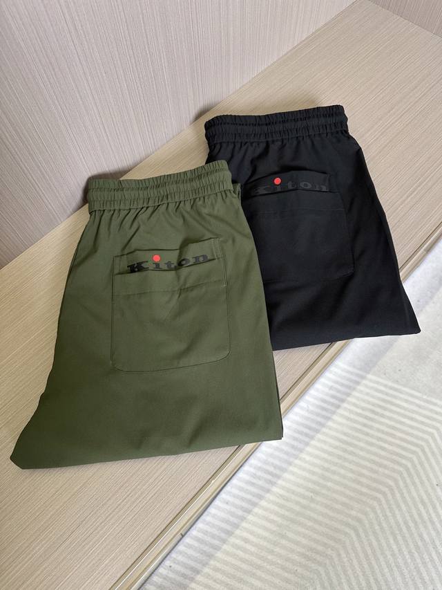 Kiton 2025春夏休闲裤子 美学的焕新诠释,演绎浓郁的格调型时尚风范,细节感和设计感强悍.经典品牌标识做为色彩搭配,演绎经典的品牌时尚,为整体造型增光添彩