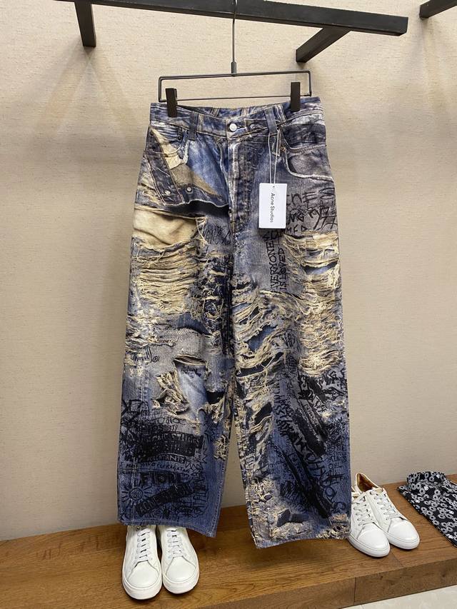 Acne Studios，25Ss3D打印涂鸦牛仔裤 涂鸦印花设计完美版型 颜色也是无敌做旧 涂鸦泼墨油漆 工艺 定制的牛仔面料与裁剪比普通工艺复杂很多 进口的