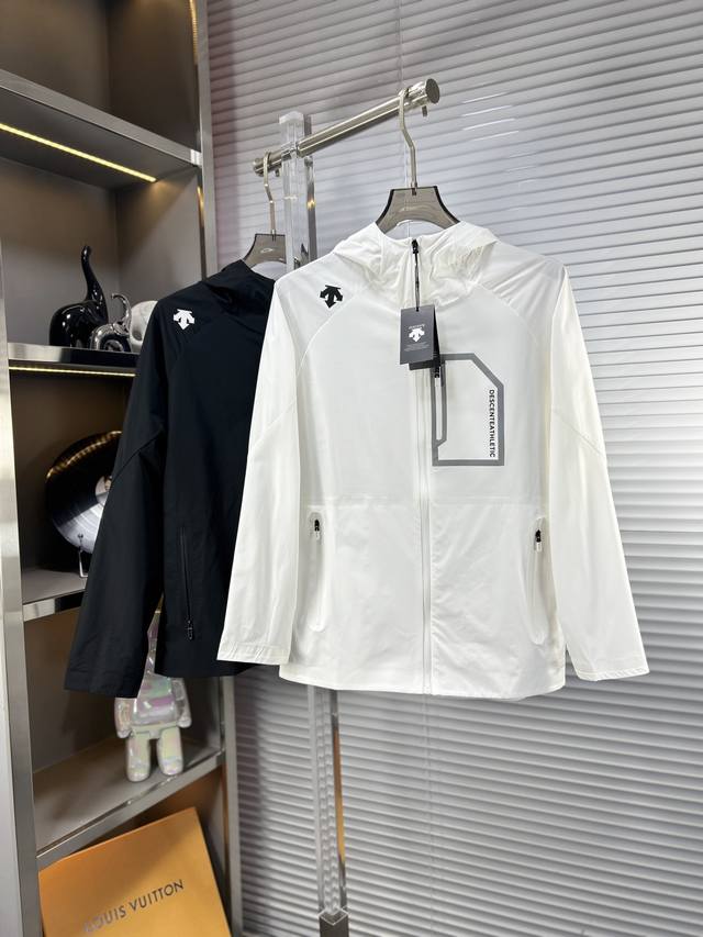 Desc*迪桑特 Ss25夏季新品 休闲防晒服外套，夏日外出旅游必备！非常轻薄，夏天穿丝毫不会觉得闷热，超强细节，超强做工，原版开模，精品之作！上身效果超赞！速