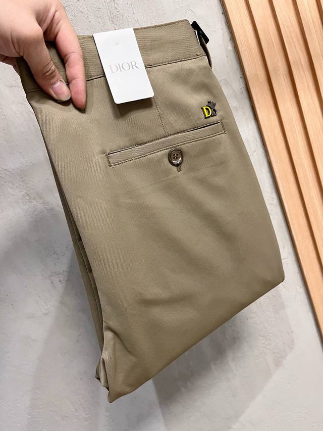 Dior 迪奥 新款来袭2620春夏新款新品 专柜有售 实体店极品休闲裤专柜原版1:1好货，适合各个年龄段。市场最高版本的欧洲进口面料。舒适柔软亲肤，上身效果超