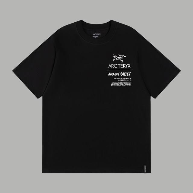 顶级版本 区别通货 款式：始祖鸟Arcteryx经纬度短袖 颜色：图片色 尺码：Xs-L 面料：300克双织纯棉 辅料：全套定制辅料 无性别区分 男女同款