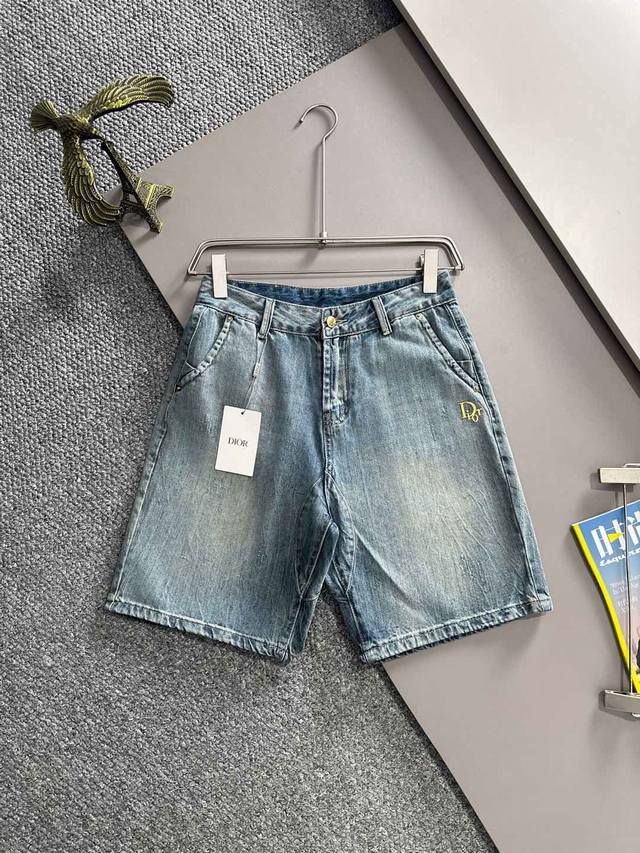 迪奥2025夏季新品牛仔裤牛仔短裤，采用进口客供日本Denim平纹棉质牛仔面料梭织生产，三标齐全，顶尖的石磨水洗工艺让质感达到80年代的老味，柔软细腻舒适透气，
