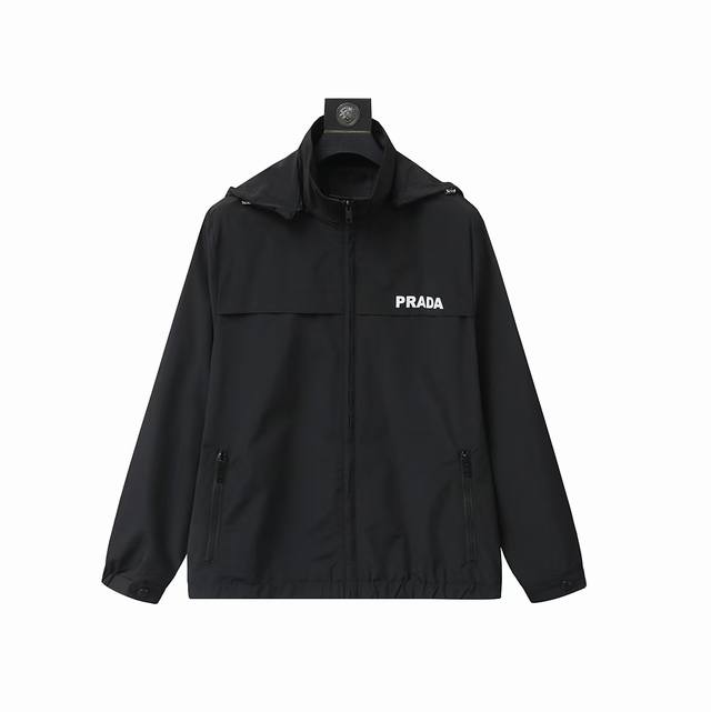 prada 高品质秋新款夹克外套，秀场新品品相非常完美，记忆面料舒适保暖，三标齐全，色泽饱满诱人，非常出彩的设计，轻松将时髦感进阶，做工极为考究严谨，走线工整细
