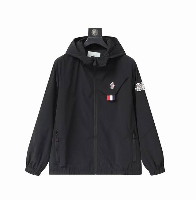 蒙口 高品质秋新款夹克外套，秀场新品品相非常完美，记忆面料舒适保暖，三标齐全，色泽饱满诱人，非常出彩的设计，轻松将时髦感进阶，做工极为考究严谨，走线工整细致！大