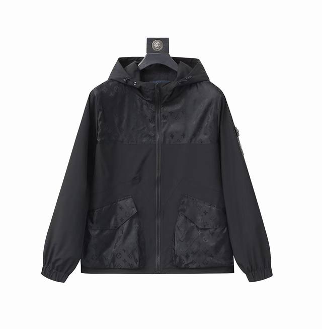 Lv 高品质秋新款夹克外套，秀场新品品相非常完美，记忆面料舒适保暖，三标齐全，色泽饱满诱人，非常出彩的设计，轻松将时髦感进阶，做工极为考究严谨，走线工整细致！大