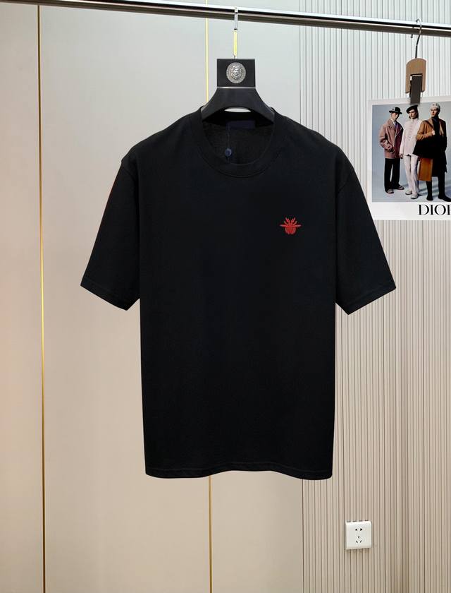 迪奥刺绣2530春夏新品时尚圆领短袖高级定制百搭款式！更有实用感 任何人都可以轻松驾驭 采用95%棉+5%天丝面料制作，手感非常奈斯，不起球，不变形，奢华经典L