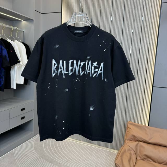 Balenciag* 巴黎25Fw春夏新款圆领T恤 采用重磅320G双纱精梳棉材质 上身立体感强 标志性Balenciaga手绘工艺 洗涤方式：面料仅限干洗或洗