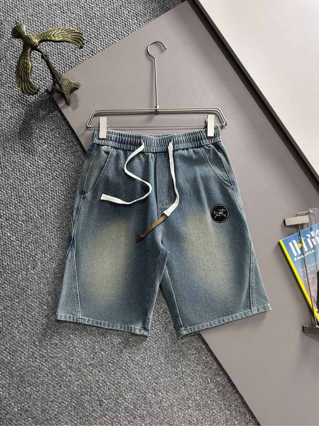 始祖鸟2025夏季新品牛仔裤牛仔短裤，采用进口客供日本Denim平纹棉质牛仔面料梭织生产，三标齐全，顶尖的石磨水洗工艺让质感达到80年代的老味，柔软细腻舒适透气