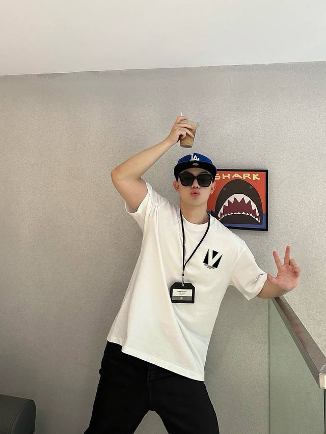 华伦天奴 新款字母印花双层重工短袖T桖 字母图案不管是T桖还是卫衣都是每年的爆款单品 前幅大面积印花采用大康丽数码印花机直喷 成本极高 经过多次的调试打版图案色