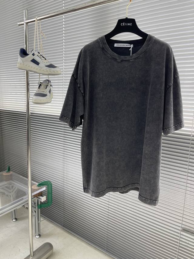 Alexander 亚历山大王 新款圆领短袖T恤 立体硅胶工艺 新的视觉效果 面料定制定染 280克 100%纯棉 洗水渐变 炒雪花 经典圆领设计