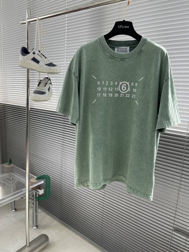 Mm6 马吉拉 25Ss新款圆领短袖T恤 日历数字立体硅胶工艺 面料定制定染 280克 100%纯棉 洗水渐变 炒雪花 经典圆领设计