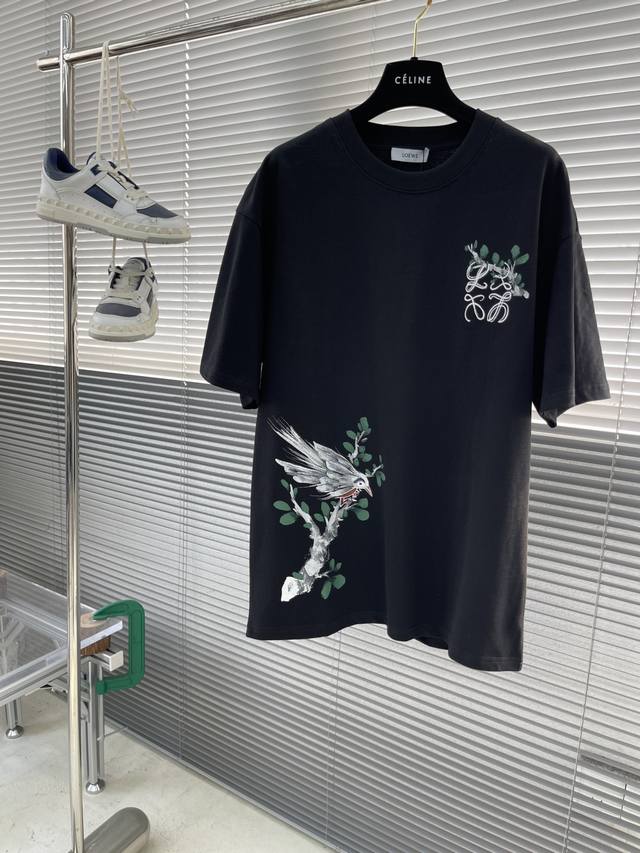 Loew 25春夏新款字母刺绣手绘工艺短袖，Oversize的版型，修饰身材显瘦好穿不挑人！圆领设计别致又吸晴的格调，又能很好的贴合颈部线条，这种简约的单品真的