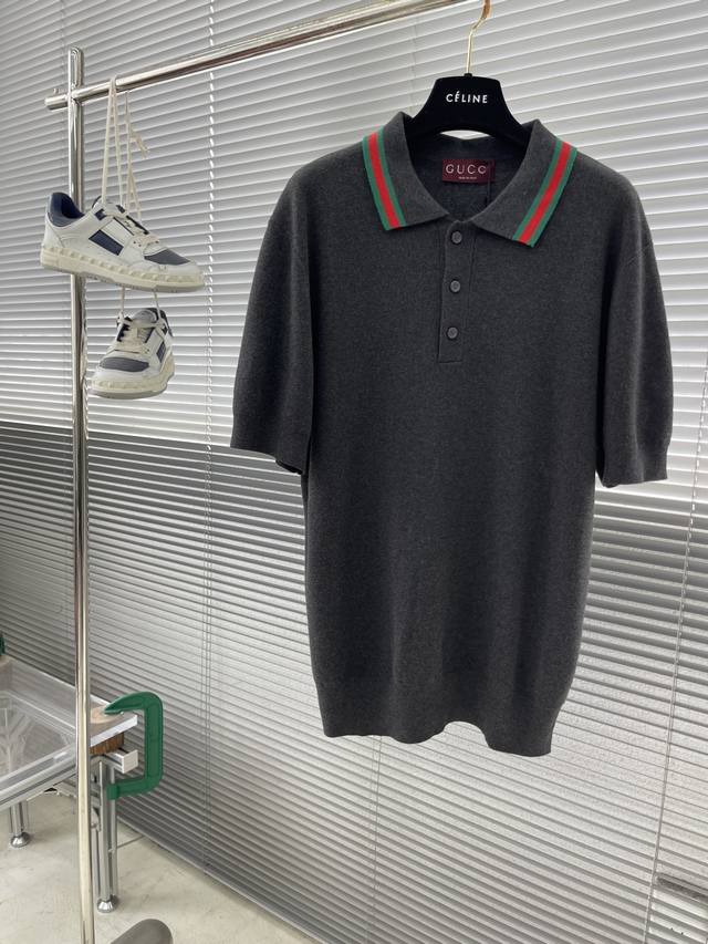 Gucc 25Ss新款常规版型polo衫以弹力珠地棉匠心演绎，搭配领口织带细节，更显精巧趣致。 码数：S.M.L.Xl 身长