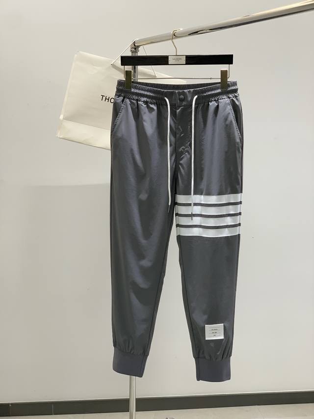 Thom Browne 汤姆 布朗 2025春季最新品，时尚休闲裤，专柜同步有售，原单狠货，采用进口原版面料，舒适度极佳，顶级印花工艺字母图案Logo，原版五金