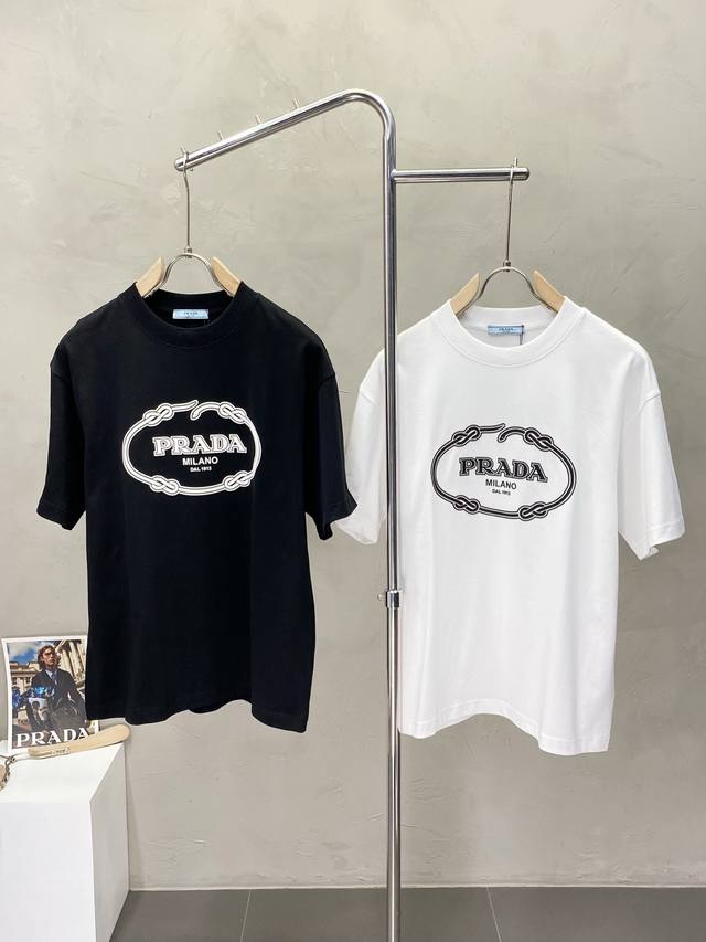 prada普拉达独家专供新款原单男士休闲短袖 高端定制 高端版本 时尚百搭爆款进口面料 手感超柔软细腻 穿着亲肤舒适 高端精品 代工厂p精细做工 上身非常赞 男