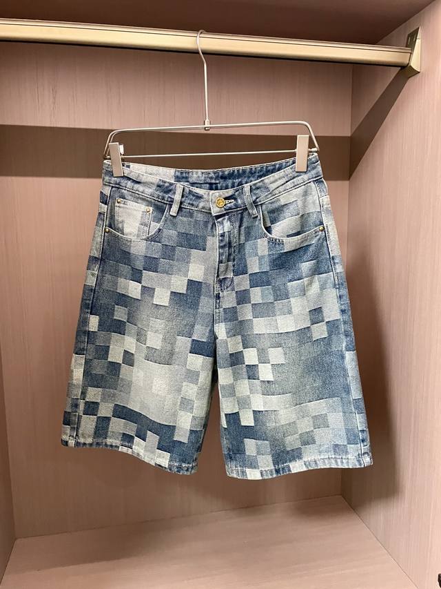 Lv 2025Ss夏季新款男士休闲牛仔短裤，高端版本！专柜定制面料 透气舒适度高，细节无可挑剔，品牌元素设计理念，体现高品质。手感细腻柔软！呈现休闲裁剪，上身版