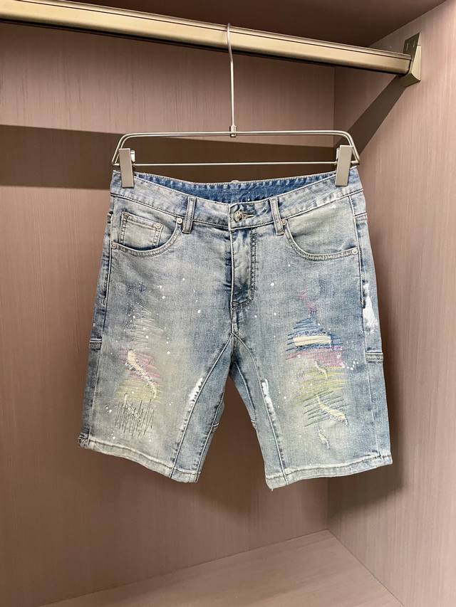 Bur 2025Ss夏季新款男士休闲牛仔短裤，高端版本！专柜定制面料 透气舒适度高，细节无可挑剔，品牌元素设计理念，体现高品质。手感细腻柔软！呈现休闲裁剪，上身