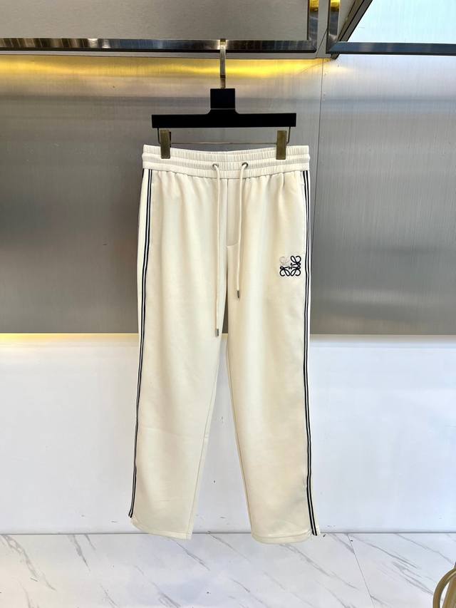 Lowe罗意威、25S新品男士抽绳运动卫裤，全新发布新款定制，细节一丝不苟，打造出了常青树的百看不腻以及舒适百搭。休闲运动裤作为随时随地男人都能穿搭的时尚单品之