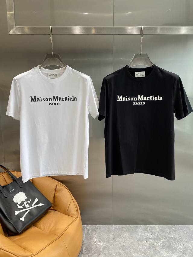 玛吉家 Maison Margielat恤简约又大气，胸前白色的“Maison Margiela paris”字样，低调中尽显时尚格调 面料亲肤柔软，M-3Xl