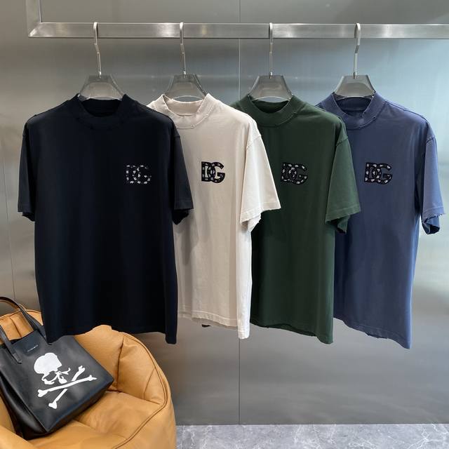 Dg家 Dg T恤超有格调经典百搭，左胸处闪亮的“Dg”标志，低调中尽显奢华格调 面料柔软亲肤，宽松版M-3Xl 隔天