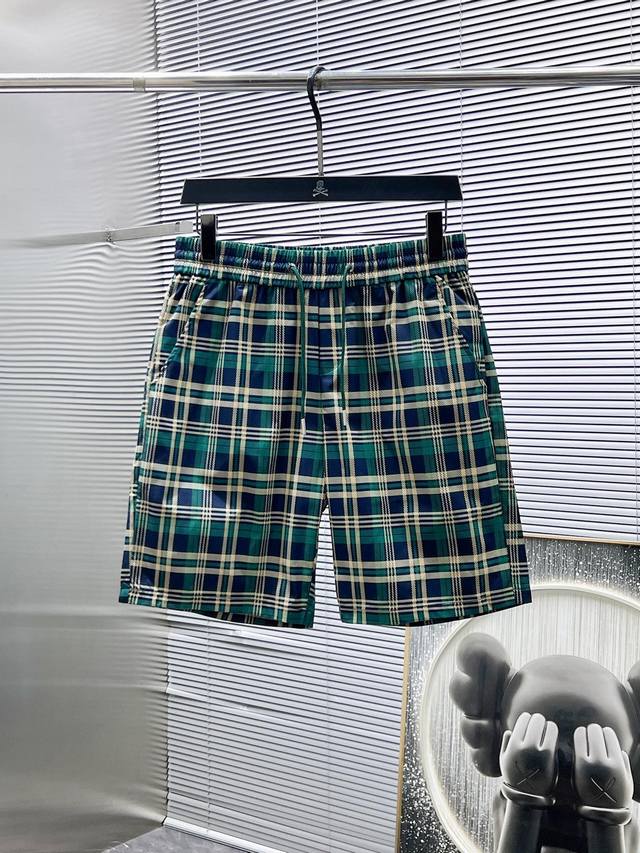 巴宝莉 Burberry 2025Ss夏季新款 休闲 短裤，高端版本！专柜定制面料 透气舒适度高，细节无可挑剔，品牌元素设计理念，体现高品质。手感细腻柔软！呈现