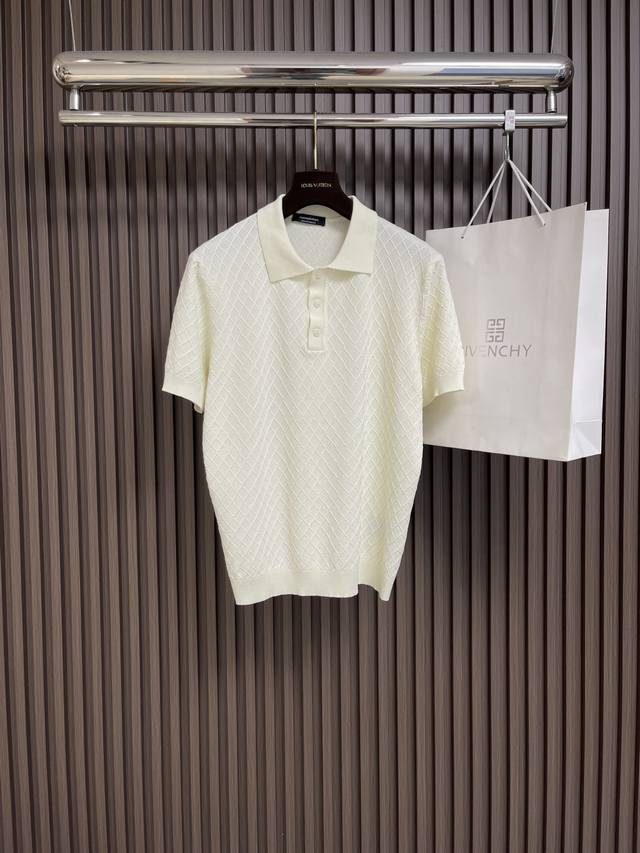 Zegna 2025Ss早春时装款男士短袖针织polo衫，非常明星级的一款单品，颜值度极高，即大气又有内涵，细节感满满，充分体现了品牌低调且奢华的风格，整体的视