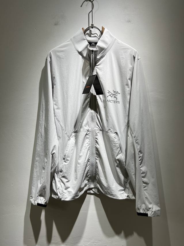 Arcter*X始*祖鸟 2025春夏新款男女同款防晒衣夹克外套，户外品牌可能大家第一想到的就是加拿大鹅、始祖鸟。给人一种标签试的感觉！除了在款式设计上颇有造诣