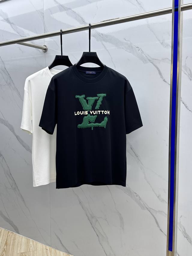 LV*路易*登 2025Fw春夏新品圆领打底外穿T恤，立体感Logo常规半袖纯棉打底T恤，柔软而有韧性。工艺处理，韧性和抗皱性能得到大幅度提高。剪裁到位，胸前L