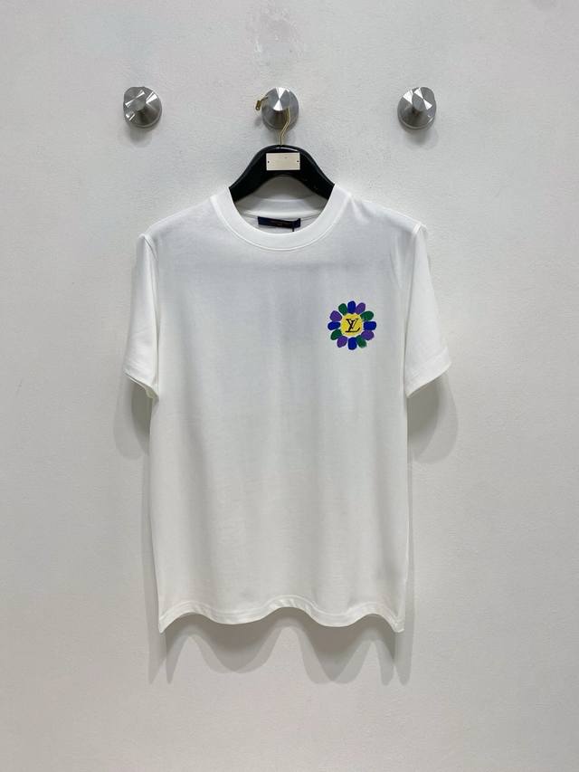 Lv 高定面料 玉蚕丝般的丝滑 2025春夏新品上市时尚经典圆领短袖时尚单品设计，更加时尚舒适，高标准定制，上身非常有型，人工手绘工艺 客供辅料，客供进口高档面