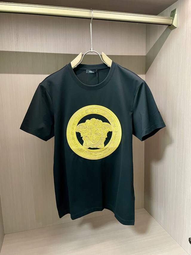 Versace2025春夏新品印度金丝线刺绣圆形Medusa短袖T恤；定制100支双股丝光美国苏皮马长绒棉面料，胸前印度金丝线拼色刺绣圆形Medusa图案，万针