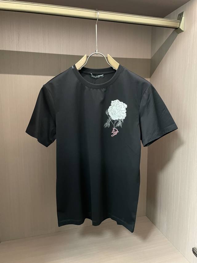 嘎巴吶2025春夏新品牡丹花开系列短袖T恤；定制专属柜台面料，胸前仿真牡丹花开高保真立体硅胶印花，左侧织唛领口点缀，大自然的鬼斧神工般的美妙！非常富有创造力的设