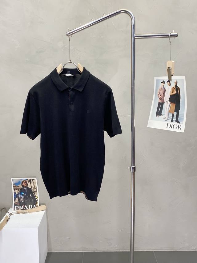 Armani阿玛尼独家专供最新时尚短袖。经典设计感与颜值爆棚的短袖 品质更是无法挑剔品控可以直接入手，不容过错的高端臻品！通过细节图片便可感受到它强悍的气场，时