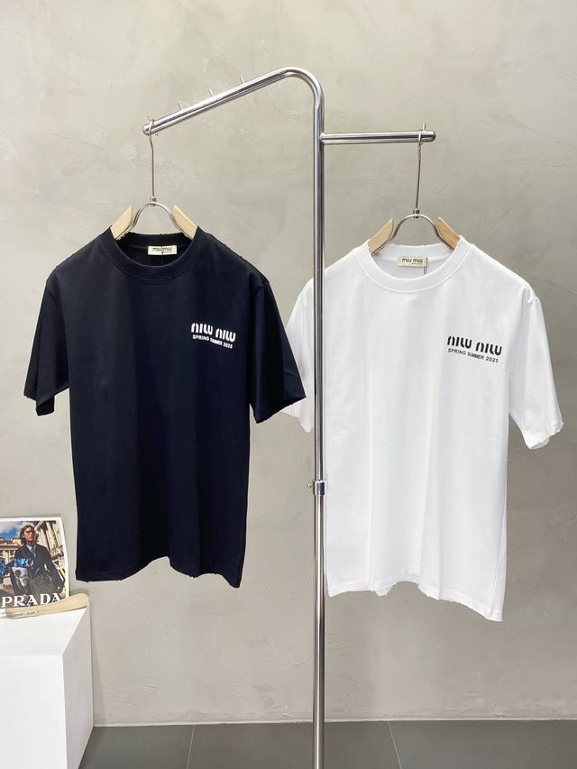 Miumiu缪缪独家专供新款原单男士休闲短袖 高端定制 高端版本 时尚百搭爆款进口面料 手感超柔软细腻 穿着亲肤舒适 高端精品 代工厂p精细做工 上身非常赞 男