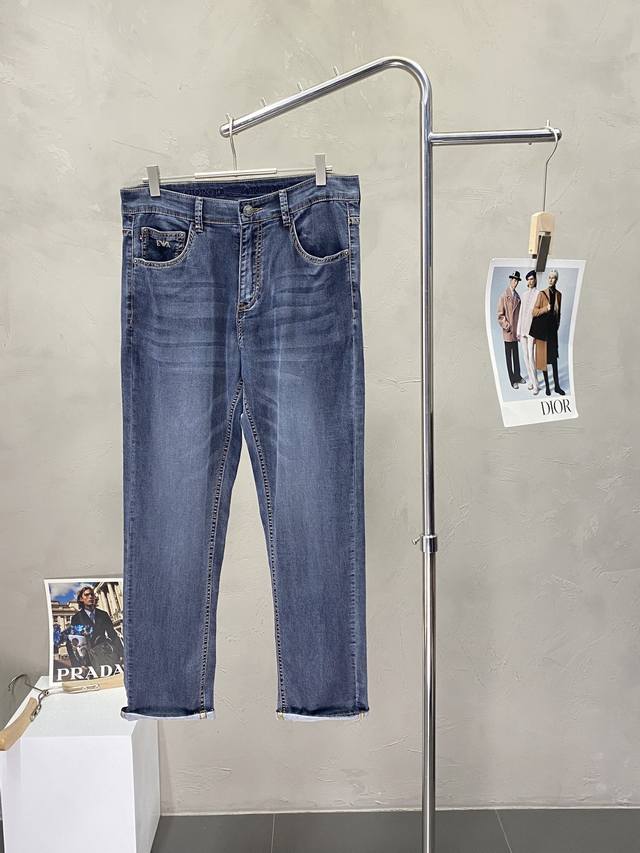 Armani阿玛尼独家专供新款休闲牛仔裤高端版本！专柜定制面料 透气舒适度高，细节无可挑剔，品牌元素设计理念，体现高品质。手感细腻柔软！呈现休闲裁剪，上身版型超