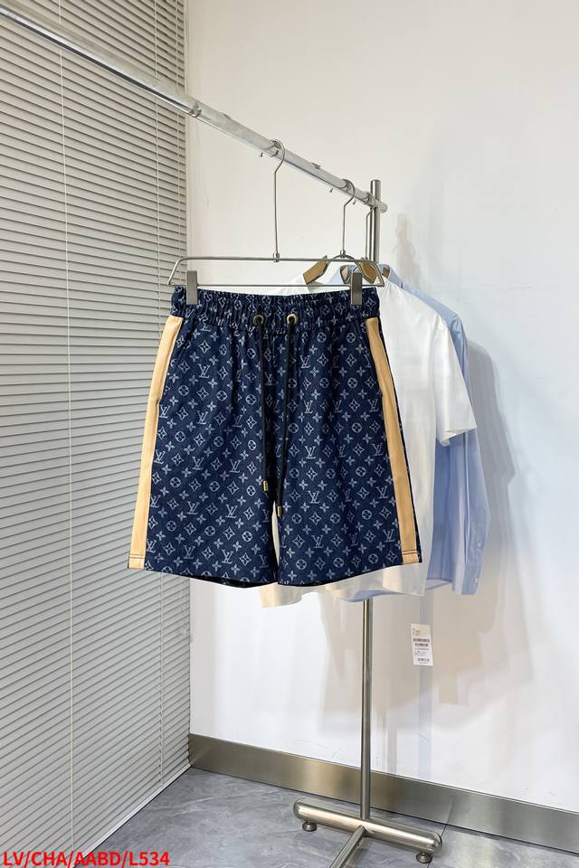 L534 Lv路易威登 25Ss新款牛仔短裤铺陈撞色 Monogram 提花，以前襟、口袋和袖口的珠光纽扣演绎丹迪风尚，轻松成就跨季佳选。与同款短袖夹克搭配相宜